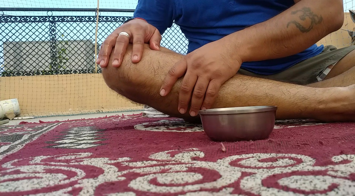 Knee Joint Oil Massages